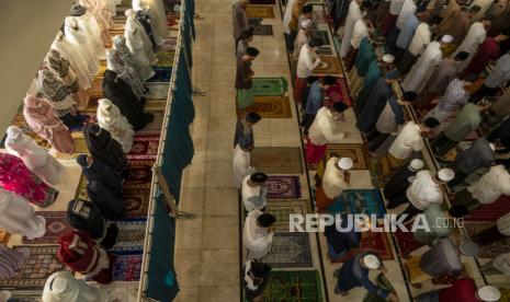 Umat muslim melaksanakan shalat Idul Fitri di Masjid Al-Ikhlas, Kelurahan Palupi, Palu, Sulawesi Tengah, Senin (2/5/2022). Pemprov Sulawesi Tengah Minta Dai dan Imam Bantu Rawat Kerukunan