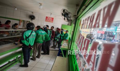 Perum Bulog menggelontorkan bantuan sosial senilai Rp 2 miliar bagi masyarakat menengah ke bawah yang terkena dampak ekonomi akibat wabah virus corona. Bantuan diberikan berupa paket sembako, makanan gratis, sekaligus alat pelindung diri ke rumah sakit.