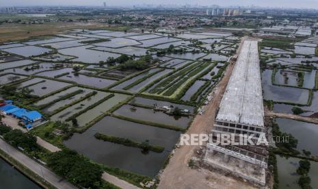 Suasana pembangunan Jalan Tol Cibitung-Cilincing seksi 4 di kawasan Marunda, Cilincing, Jakarta Utara, Ahad (10/1). Jalan tol yang menghubungkan kawasan industri di Cikarang dengan Pelabuhan Tanjung Priok itu ditargetkan beroperasi pada semester pertama tahun 2021.  