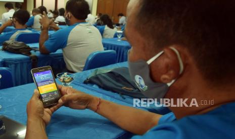 Nelayan mengamati infomasi cuaca secara daring saat mengikuti program Sekolah Lapang Cuaca Nelayan (SLCN)  ilustrasi