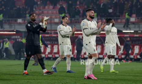 Para pemain AC Milan tampak kecewa setelah melawan AC Monza. 