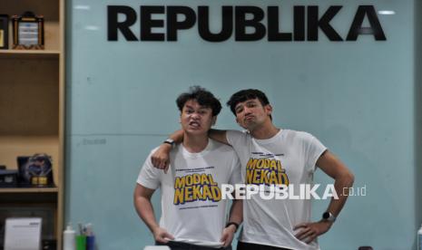 Aktor pemeran utama film Modal Nekad, Tarra Budiman (kanan) dan Fatih Unru (kiri) saat berkunjung ke kantor Republika, Jalan Warung Buncit, Jakarta Selatan, Senin (9/12/2024). 