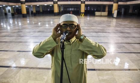 Tujuh Hal yang Harus Diperhatikan Oleh Muadzin. Foto: Seorang muazin mengumandangkan azan zuhur di Masjid Raya Bandung, Jalan Dalem Kaum, Kota Bandung, Jumat (20/3). 