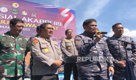 Kepala Staf Angkatan Laut (KSAL) Laksamana Muhammad Ali, Kabareskrim Polri Komjen Pol Agus Andrianto dan sejumlah alumni Akabri Tahun 1989 memberikan bantuan kepada para korban gempa bumi di Kampung Bahari Nusantara, Desa Cibulakan, Kecamatan Cugenang, Kabupaten Cianjur, Jawa Barat, Sabtu (18/3/2023)