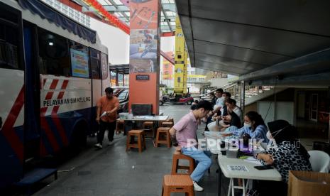 Warga melakukan perpanjangan masa aktif Surat Izin Mengemudi (SIM) melalui pelayanan SIM Keliling di LTC Glodok, Jakarta, Sabtu (13/1/2024). Pelayanan SIM Keliling hari ini digelar di lima lokasi di seluruh Jakarta yakni di LTC Glodok, Kantor Pos Lapangan Banteng, Mall Citraland, Kampus Trilogi Kalibata dan Mall Grand Cakung yang beroperasi mulai dari pukul 08.00 hingga 12.00 WIB.