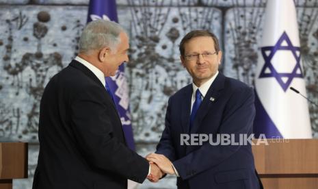 Presiden Israel Isaac Herzog menyalami PM Israel Benjamin Netanyahu di Yerusalem, 13 November 2022.