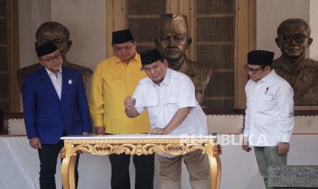 Ketua Umum Partai Gerindra Prabowo Subianto bersiap menandatangani nota kerjasama politik disaksikan Ketua Umum Partai Amanat Nasional (PAN) Zulkifli Hasan, Ketua Umum Partai Golkar Airlangga Hartarto dan Ketua Umum Partai Kebangkitan Bangsa (PKB) Muhaimin Iskandar saat deklarasi dukungan Pilpres 2024 di Museum Perumusan Naskah Proklamasi, Jakarta, Ahad (13/8/2023). Partai Golkar, Partai Amanat Nasional (PAN), dan Partai Kebangkitan Bangsa (PKB) berkoalisi bersama Partai Gerindra sekaligus mendeklarasikan Prabowo Subianto sebagai calon presiden pada Pemilu 2024