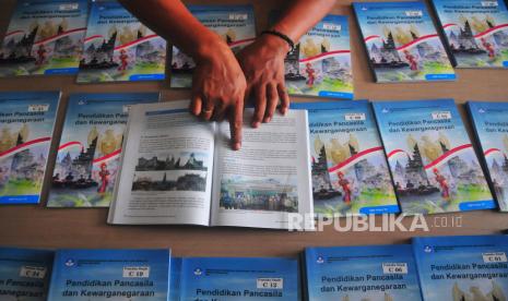 Kepala Sekolah SMP Kanisius Kudus Herry Christanto menunjukkan buku PPKn (Pendidikan Pancasila dan Kewarganegaraan) di SMP setempat, Kudus, Jawa Tengah, Rabu (3/8/2022). Sebanyak 7.877 buku PPKn di wilayah setempat terbitan Kementerian Pendidikan, Kebudayaan, Riset, dan Teknologi yang terdapat kesalahan materi mengenai penjelasan konsep Trinitas atau Tritunggal dalam ajaran agama Kristen Protestan dan Katolik tersebut belum ditarik pemerintah. 