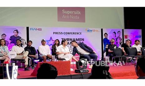 Pemilik RANS Entertainment Raffi Ahmad dan Nagita Slavina dalam jumpa pers acara Turnamen Olahraga Selebriti Indonesia Bersama Supersilk Anti Noda di SCTV Tower, Jakarta Pusat, Selasa (4/7/2023).