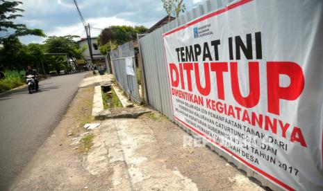 Tanda penyegelan terpasang di perumahan yang dibangun di atas tanah kas desa (TKD), Caturtunggal, Sleman, Yogyakarta, Kamis (18/5/2023). Penyegelan bangunan perumahan ini merupakan ketiga yang dilakukan oleh Satpol PP DIY. Penyalahgunaan TKD ini banyak dibangun perumahan dan kafe tanpa izin. Kejati DIY saat ini sudah menahan dua orang tersangka yakni Direktur Utama PT Deztama Putri Sentosa, RS dan Lurah Caturtunggal AS serta 43 saksi dalam kasus penyalahgunaan TKD ini.