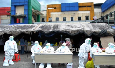 Petugas Dinas Kesehatan bersiap melakukan tes diagnosa cepat (rapid test). Ketua DPRD Kabupaten Bogor, Rudy Susmanto menganggap penolakan tes cepat atau rapid test massal virus corona oleh pedagang Pasar Cileungsi Kabupaten Bogor Jawa Barat akan mengganggu penanggulangan COVID-19.