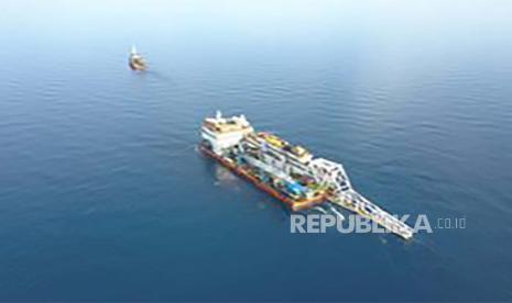 PHE ONWJ, selaku anak perusahaan Pertamina di Subholding Upstream Regional Jawa, menggelar pipa penyaluran migas bawah laut di ECHO Area.