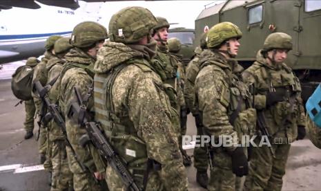 Dalam foto selebaran yang dirilis oleh Layanan Pers Kementerian Pertahanan Rusia ini, pasukan penjaga perdamaian Rusia menunggu untuk meninggalkan bandara Almaty setibanya mereka, Kazakhstan, Ahad, 9 Januari 2022.