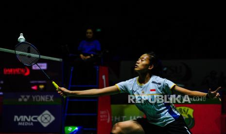 Pebulu tangkis tunggal putri Indonesia Putri Kusuma Wardani mengembalikan kok ke arah lawannya pebulu tangkis tunggal putri Malaysia Karupathevan Letshanaa saat babak 32 besar Daihatsu Indonesia Masters 2024 di Istora Senayan, Jakarta, Rabu (24/1/2024). Pada pertandingan tersebut Putri Kusuma Wardani berhasil menang dengan skor akhir 21-17 dan 21-12.