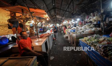 Pedagang menggunakan masker menunggu pembeli di pasar tradisional Pasar Minggu, Jakarta. (ilustrasi)