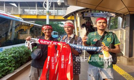 Para penggemar timnas Indonesia, Halomoan, Iqbal dan Muhammad Erwin Ashari (kiri-kanan) menjelang laga Indonesia vs Brunei Darussalam di Stadion Utama Gelora Bung Karno, Jakarta, Kamis (12/10/2023).  