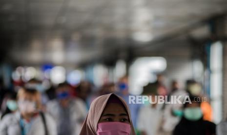 Penerapan PSBB perlu diikuti juga di wilayah Bodetabek. Suasana penumpang TransJakarta di tengah kebijakan PSBB yang diberlakukan Pemprov DKI Jakarta antara lain dengan membatasi jam operasional dan jumlah penumpang serta mewajibkan semua penumpang untuk menggunakan masker (ilustrasi)