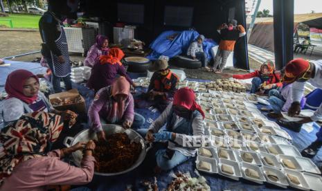 Petugas Tagana dan relawan menyediakan sejumlah paket nasi bungkus untuk dibagikan kepada warga di Dapur Umum Lapangan yang beroperasi di Alun-alun Kabupaten Ciamis, Jawa Barat, Kamis (16/4/2020). Dapur umum itu didirikan tim gabungan yang terdiri dari Taruna Siaga Bencana (Tagana), Pemkab Ciamis, Polri dan TNI untuk memberi makanan gratis kepada pengguna jalan atau warga yang terdampak COVID-19, dimana setiap harinya petugas menyiapkan hingga 250 paket nasi bungkus