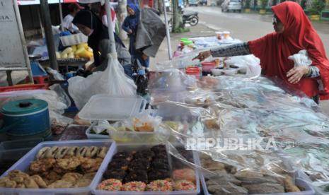 Pembeli memilih makanan untuk berbuka puasa (takjil)