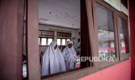 Imigran etnis Rohingya melaksanakan shalat di lokasi penampungan sementara di SMP Negeri 2 Curei, Gampong Curei, Kecamatan Muara Tiga, Kabupaten Pidie, Aceh, Kamis (29/12/2022). Pada Ahad (8/1/2023), sebanyak 184 pengungsi Rohingya dilaporkan kembali terdampar di kawasan pantai Gampong Baro. (ilustrasi)