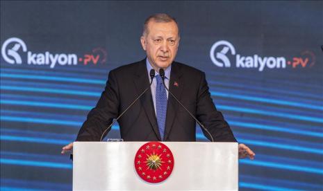 Presiden Turki Recep Tayyip Erdogan berpidato dalam pembukaan Pabrik Panel Surya Kalyon di Kawasan Industri Baskent, di Ankara, Turki, pada 19 Agustus 2020. (Ali Balıkçı - Anadolu Agency)