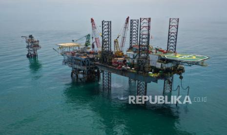 Seapup 1 PHE Offshore North West Java (ONWJ) saat perawatan salah satu sumur minyak dan gas di lepas pantai utara Indramayu, Laut Jawa, Jawa Barat, Ahad (2/4/2023). 