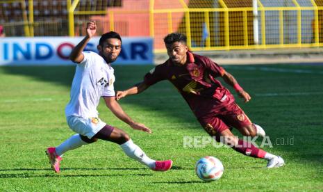 Pesepak bola PSM Makassar Yacob Sayuri (kanan) berebut bola dengan pesepak bola Persik Kediri Agil Munawar (kiri) pada laga lanjutan BRI Liga 1 2023/2024 di Stadion Gelora BJ Habibie, Parepare, Sulawesi Selatan, Kamis (3/8/2023). PSM Makassar kalah dari tim tamu Persik Kediri dengan skor 2-1.  