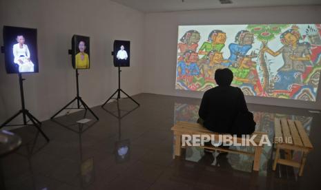 Pengunjung melihat karya seni yang dipamerkan dalam Jakarta Biennale 2021 di Museum Nasional, Jakarta, Selasa (23/11). Jakarta Biennale 2021 itu mengangkat tema Esok dan menampilkan karya-karya puluhan seniman yang merefleksikan sejumlah isu, seperti pandemi, perubahan iklim, jender, dan hak asasi manusia dan berlangsung mulai 21 November 2021 hingga 21 Januari 2022. Pameran Jakarta Biennale berlangsung di Museum Nasional, Museum Kebangkitan Nasional (STOVIA), serta sejumlah ruang-ruang publik di Jakarta, termasuk di halaman Taman Ismail Marzuki, Cikini. 