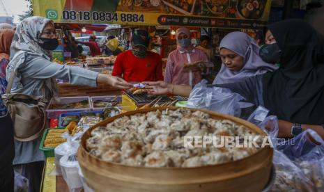 Sebuah kelompok relawan asal Malaysia berupaya menangani sampah makanan selama bulan puasa Ramadhan. Mereka mengumpulkan makanan yang tidak terjual dari pedagang dan mendistribusikannya ke rumah tangga berpenghasilan rendah.