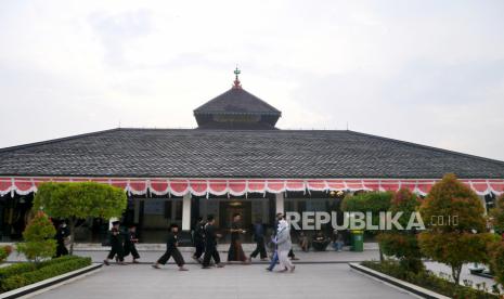 Wisatawan berkeliling di kawasan Masjid Agung Demak, Jawa Tengah, Kamis (31/3/2022). Masjid Agung Demak adalah salah satu masjid tertua yang ada di Indonesia. Masjid ini dipercayai pernah menjadi tempat berkumpulnya para ulama (wali) yang menyebarkan agama Islam di tanah Jawa yang disebut dengan Walisongo. Pendiri masjid ini diperkirakan adalah Raden Patah, raja pertama dari Kesultanan Demak sekitar abad ke-15 Masehi. Saat ini Masjid Agung Demak menjadi ikon wisata Kabupaten Demak yang menjadi tujuan pariwisata.