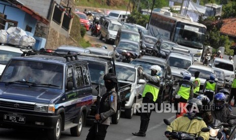 Sejumlah petugas kepolisian mengalihkan arus lalu lintas di kawasan Nagreg, Kabupaten Bandung, Jawa Barat, Rabu (13/6).