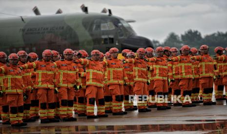 Tim SAR Gabungan melaksanakan apel persiapan untuk mengikuti misi kemanusiaan ke Turki di Lanud Halim Perdanakusuma, Jakarta, Sabtu (11/2/2023). Pemerintah Indonesia mengirimkan bantuan logistik untuk korban gempa Turki sebanyak lima ton serta mengirimkan personel gabungan tim pencarian dan penyelamatan (SAR) sebanyak 65 orang untuk membantu proses evakuasi.