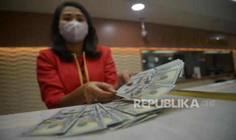 Petugas menghitung uang dolar AS di salah satu gerai penukaran mata uang asing di Jakarta, Kamis (29/9/2022). Analis perusahaan pialang valas dan saham Deu Calion Futures (DCFX), Lukman Leong memperkirakan rupiah akan menguat karena didukung sentimen risk on di pasar yang menyambut positif perkembangan seputar plafon utang Amerika Serikat (AS). 