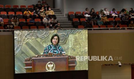 Menteri Keuangan Sri Mulyani membacakan pandangan pemerintah dalam Rapat Paripurna DPR RI ke-7 Masa Persidangan I Tahun Sidang 2022-2023 di Kompleks Parlemen, Jakarta, Kamis (29/9/2022). Dalam rapat Paripurna tersebut DPR antara lain mengesahkan Johanis Tanak sebagai Pimpinan baru KPK dan mengesahkan Rancangan Undang-Undang (RUU) APBN TA 2023 menjadi UU APBN TA 2023.Prayogi/Republika 