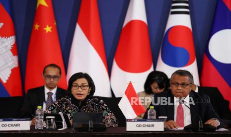 Menteri Keuangan Republik Indonesia Sri Mulyani bersama Gubernur Bank Indonesia Perry Warjiyo di Pertemuan Menteri Keuangan dan Gubernur Sentral ASEAN+3 di Incheon, Korea Selatan, pada Selasa (2/5/2023).