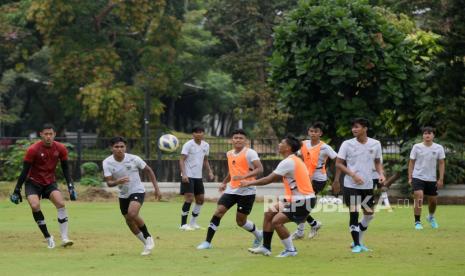 Pesepakbola Timnas U-20 saat berlatih di Lapangan A Senayan, Jakarta, Rabu (15/2/2023). Timnas U-20 menjalani pemusatan latihan jelang kejuaraan Piala Asia U-20 2023.