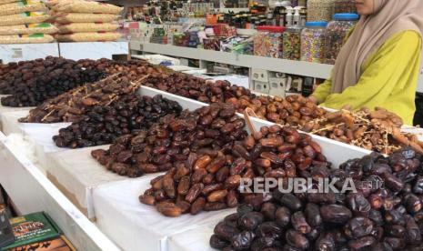 Toko kurma di Blok C Pasar Pusat Tanah Abang, Jakarta, Rabu (28/2/2024)