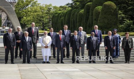 World leaders from front left to front right, Organization for Economic Cooperation and Development (OECD) Secretary General Mathias Cormann, UN Secretary General Antonio Guterres, Indian Prime Minister Narendra Modi, Indian President Joko Widodo, Japanese Prime Minister Fumio Kishida, Comoro President Azali Assoumi Mani, Cook Islands Prime Minister Mark Brown, Managing Director of the Monetary Fund International (IMF) Kristalina Georgieva, and from top left to right, International Energy Agency (IEA) Executive Director Fatih Birol, World Bank President David Malpass, Vietnamese President Prime Minister Pham Minh Chinh, South Korean President Yoon Suk Yeol, Brazilian President Luiz Inacio Lula da Silva, Australian Prime Minister Anthony Albanese and World Trade Organization (WTO) Director-General Ngozi Okonjo-Iweala pose for a photo together during the wreath-laying ceremony at Peace Memorial Park at the G7 Summit, Sunday (21/5/2023) in Hiroshima, Japan.