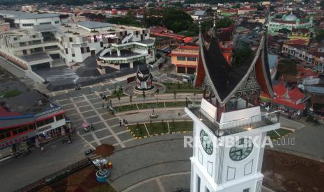 Suasana kawasan Jam Gadang yang sepi saat menjelang senja di Kota Bukittinggi, Sumatera Barat, Jumat (17/4/2020). Selama masa pandemi COVID-19, tidak ada sama sekali kunjungan wisatawan ke objek wisata aikonik Sumatera Barat itu