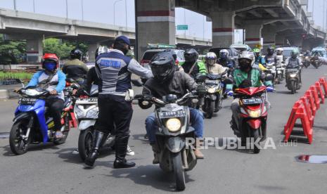 Petugas Dinas Perhubungan melakukan pengawasan pemakaian masker (ilustrasi).