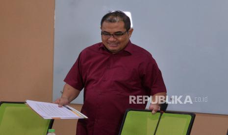 Presiden ACT Ibnu Khajar bersiap memberikan keterangan terkait tentang pencabutan izin penyelenggaraan pengumpulan sumbangan kepada yayasan ACT di Kantor ACT, Jakarta, Rabu (6/7/2022). Tim Legal yayasan ACT menilai keputusan pencabutan izin yang dilakukan oleh kemensos tersebut terlalu reaktif karena seharusnya proses yang harus dilakukan secara bertahap. Prayogi/Republika