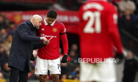 Pelatih kepala Manchester United Erik ten Hag (kiri) memberikan arahan kepada Raphael Varane. (ilustrasi)