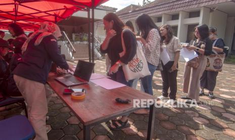 Sejumlah mahasiswa antre saat memanfaatkan layanan pindah memilih Pemilihan Umum 2024 di Universitas Kristen Satya Wacana, Salatiga, Jawa Tengah, Selasa (9/1/2024). Komisi Pemilihan Umum (KPU) Kota Salatiga membuka layanan pindah memilih Pemilu 2024 bagi mahasiswa yang berasal dari luar kota atau luar provinsi agar tetap dapat mengikuti Pemilu 2024 di tempat pemungutan suara terdekat pada 14 Februari 2024. 