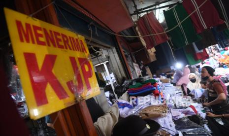 Warga membeli seragam sekolah di Pasar Jatinegara, Jakarta, Ahad (29/8/2021). Menjelang pelaksanaan sekolah tatap muka di Jakarta yang akan dimulai Senin (30/8/2021), penjualan baju seragam sekolah dalam dua hari terakhir mengalami peningkatan hingga 30 persen. 