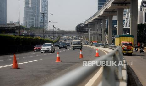 Sejumlah kendaraan roda empat melitas di Ruas Tol Dalam Kota, Jakarta, Selasa (6/7). Selama pemberlakuan pembatasan kegiatan masyarakat (PPKM) darurat beberapa lokasi akses keluar jalan tol dalam kota akan dilakukan pengendalian mobilitas yang dilakukan melalui dua cara, yakni dengan pemeriksaan kendaraan secara selektif dan penyekatan secara total. Hal tersebut bertujuan untuk mengurangi penyebaran Covid-19, khususnya di wilayah DKI Jakarta.Prayogi/Republika