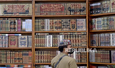 Pengunjung melihat koleksi buku yang dipamerkan pada ajang Islamic Book Fair (IBF) 2022 di Jakarta, Rabu (3/8/2022). IBF 2022 yang diadakan di Jakarta Convention Center (JCC), akan berlangsung hingga tanggal 7 Agustus 2022 mendatang. Pameran IBF 2022 diikuti sekitar 80 peserta dari dalam dan luar negeri dengan total pengambilan stan kepesertaan mencapai 200 stan.