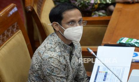 Mendikbud Nadiem Makarim mengikuti rapat kerja dengan Komisi X DPR di Kompleks Parlemen, Senayan, Jakarta, Kamis (18/3). Rapat kerja tersebut membahas persiapan pembukaan pembelajaran tatap muka sekolah dibulan Juli 2021, Persiapan vaksinasi guru, murid dan mahasiswa, persiapan pelaksanaan asesmen nasional dan pelaksanaan PPDB dan penerimaan mahasiswa baru tahun 2021.Prayogi/Republika.