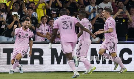 Penyerang Inter Miami Lionel Messi (10) merayakan gol ke gawang Nashville SC dalam final Piala Liga yang dimenangkan Inter Miami 10-9.