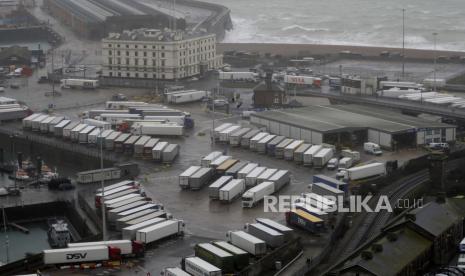 Truk diparkir di dekat pelabuhan, Senin, 21 Desember 2020, setelah Port of Dover, Inggris, ditutup dan akses ke terminal Eurotunnel ditangguhkan menyusul pengumuman pemerintah Prancis. Prancis melarang semua perjalanan dari Inggris selama 48 jam mulai Minggu tengah malam, termasuk truk yang membawa barang melalui terowongan di bawah Selat Inggris atau dari pelabuhan Dover di pantai selatan Inggris.