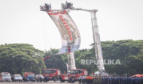 Personel pemadam kebakaran dan penyelamatan menampilkan atraksi saat upacara puncak Hari Ulang Tahun (HUT) ke-105 Pemadam Kebakaran dan Penyelamatan di Lapangan Kodam V Brawijaya, Surabaya, Jawa Timur, Jumat (1/3/2024). Puncak HUT ke-105 Pemadam Kebakaran dan Penyelamatan tersebut diikuti perwakilan personel pemadam kebakaran dan penyelamatan se-Indonesia dengan tema 